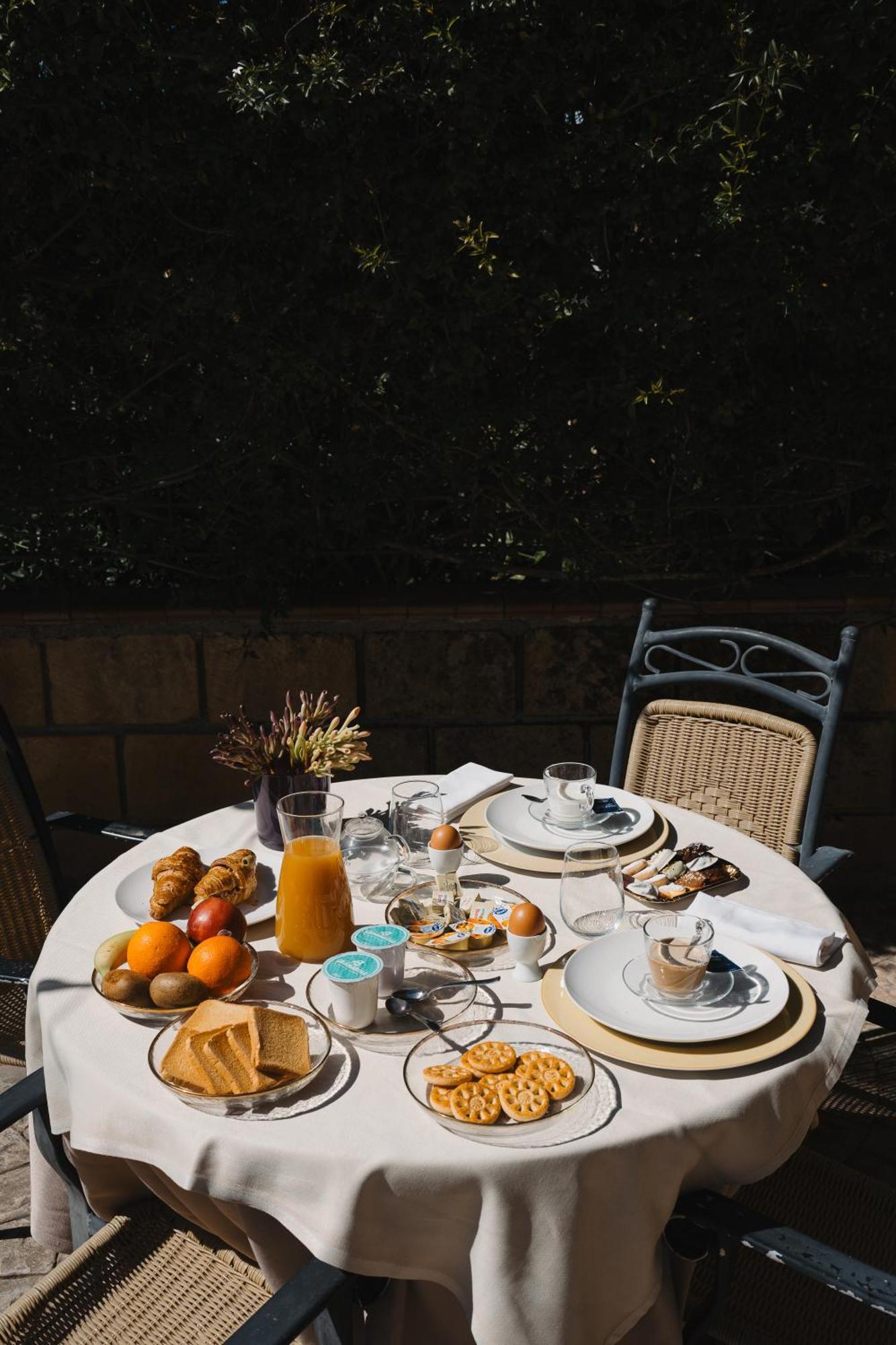 La Dolce Vita Regalbuto Buitenkant foto